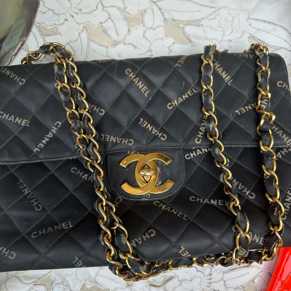 1995 Chanel Black Quilted Shoulder Bag with Gold Chain - Picture 3 of 16